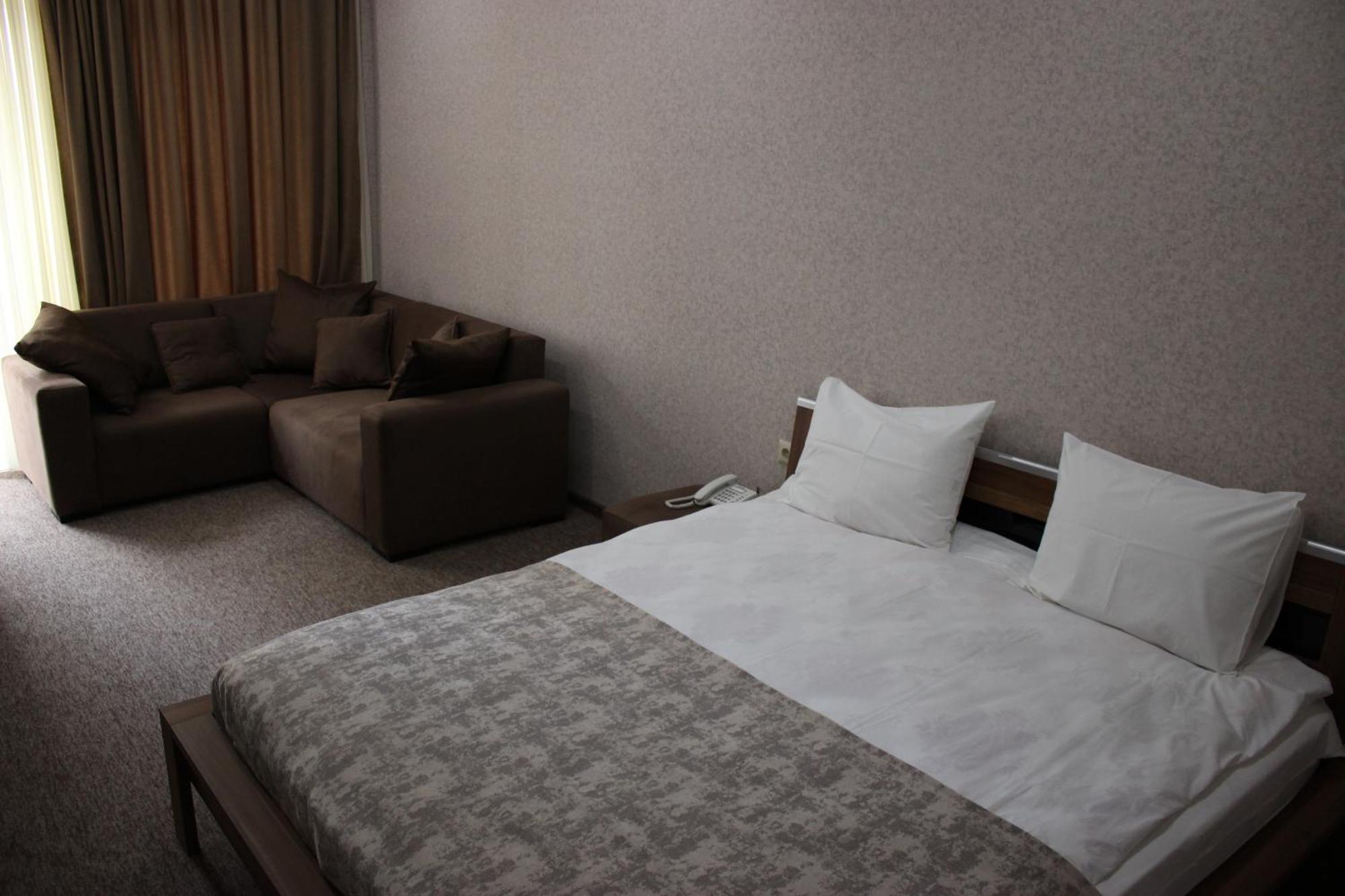 Liel Hotel Тбилиси Екстериор снимка